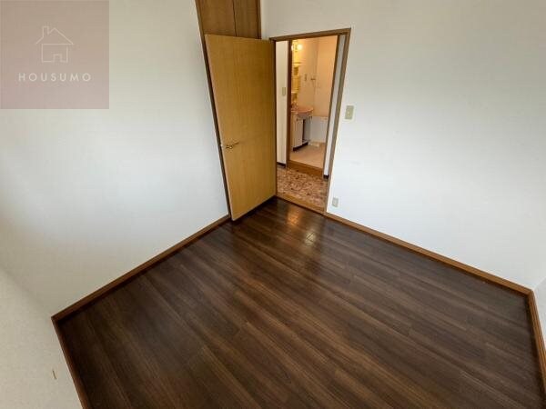 物件内観写真19　(落ち着いた色調の寝室です)