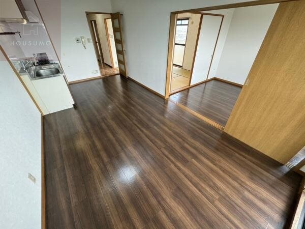 物件内観写真21　(こちらのリビングで趣味の時間をお楽しみください)