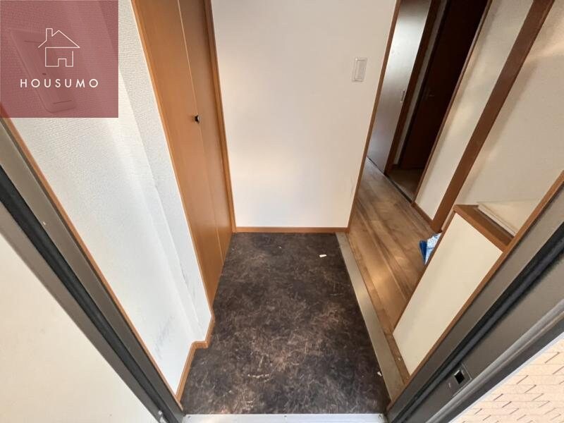 物件内観写真10　(収納もある玄関です)