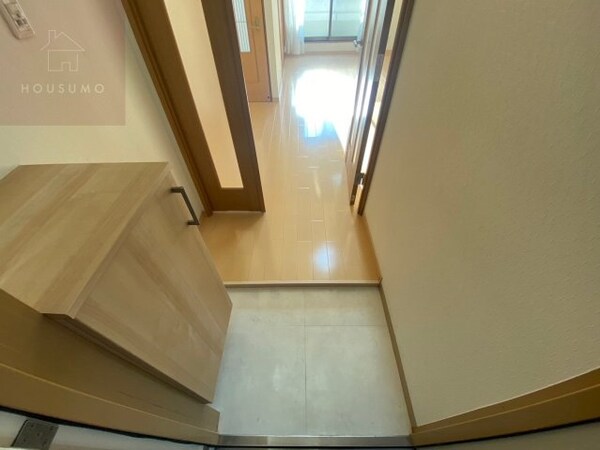 玄関(落ち着いた色調のトイレです)