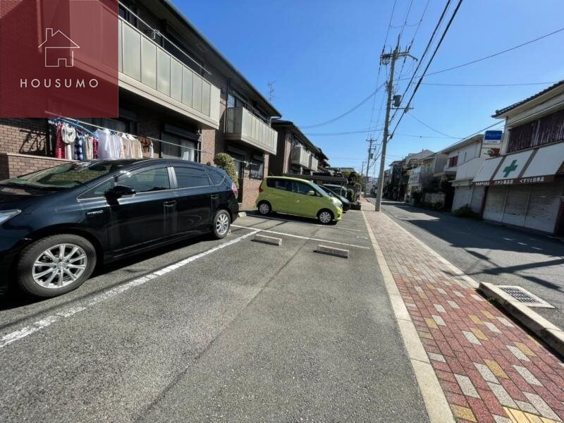 物件外観写真2　(駐車スペースもあります)