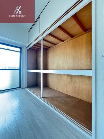 物件内観写真18　(独立洗面台、小物を置くことができて便利です)