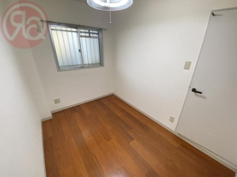 物件内観写真25　(落ち着いた色調の寝室です)