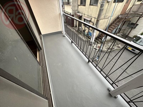 バルコニー(開放的で明るい空間を演出してくれるバルコニーです)