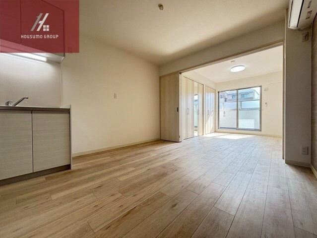 物件内観写真4　(こちらの居間で趣味の時間をお楽しみください)