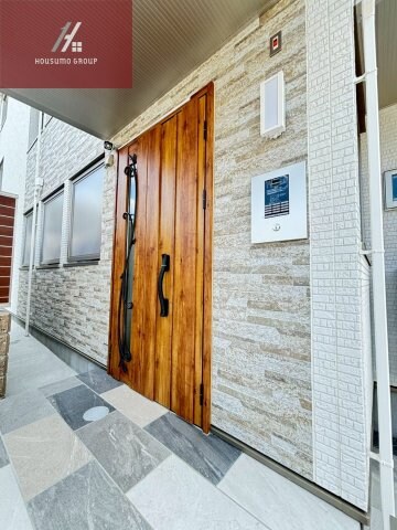 物件外観写真2　(清潔なエントランスです)