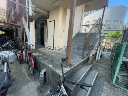 物件外観写真2　(清潔なエントランスです)