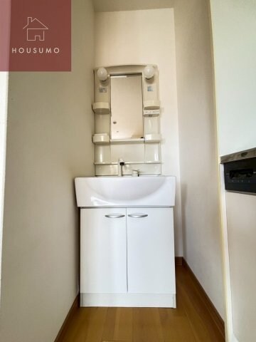 物件内観写真11　(独立洗面台あり、毎朝おしゃれに忙しい女性の方におすすめです)