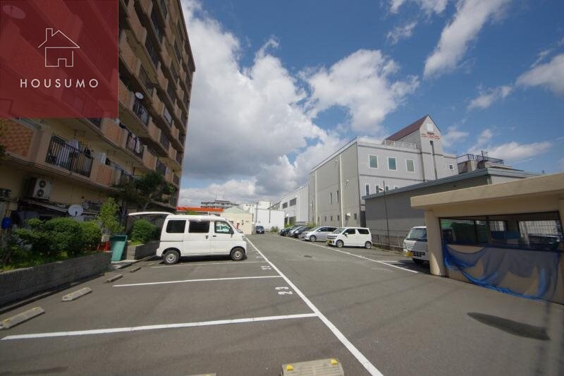 物件外観写真3　(駐車場があるので、車を買う予定の方も安心です)