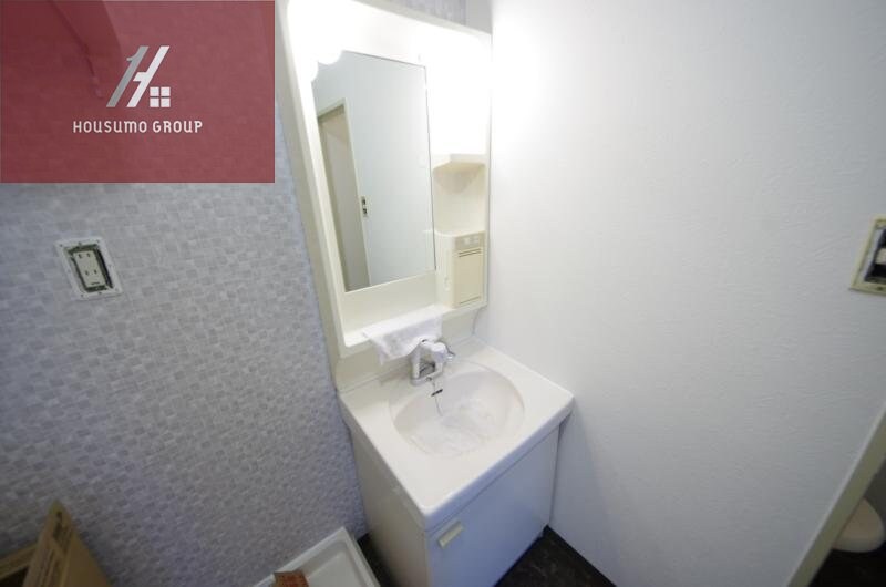 物件内観写真16　(独立洗面台、小物を置くことができて便利です)