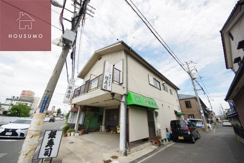 物件外観写真1　(外観は落ち着いています)