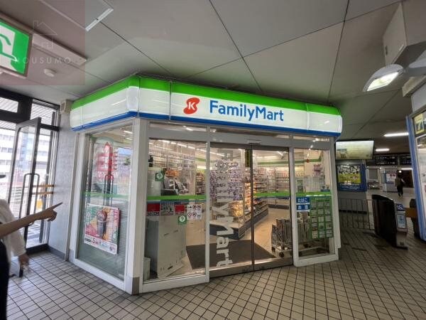 周辺環境(ファミリーマート 近鉄八尾駅中央改札外店 539m)
