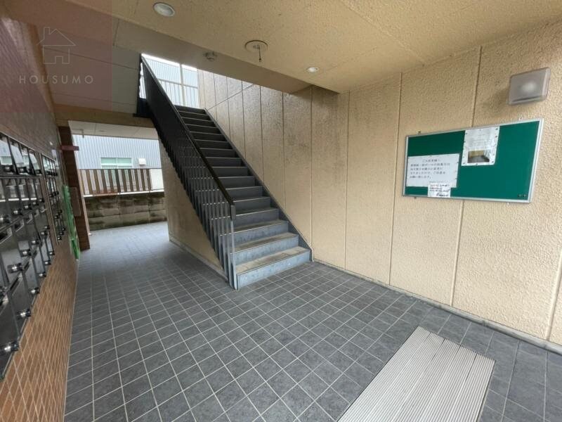 物件外観写真2　(清潔なロビーです)