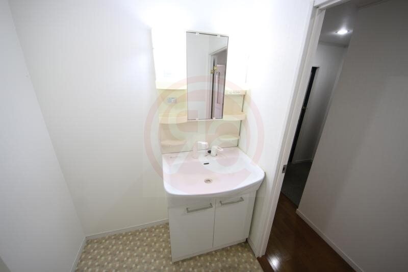 物件内観写真24　(朝の身支度には欠かせない独立洗面化粧台)