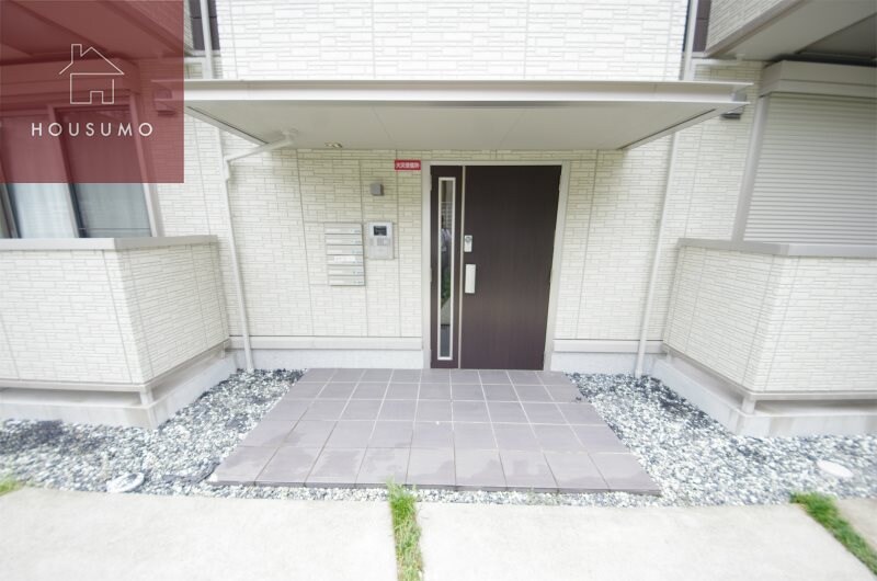 物件外観写真2　(落ち着いたエントランスです)