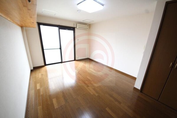 居室(こちらの居間で趣味の時間をお楽しみください)