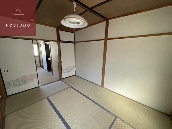 和室(和室ならではの温かな和の空間で寛ぎの時間を過ごせます)