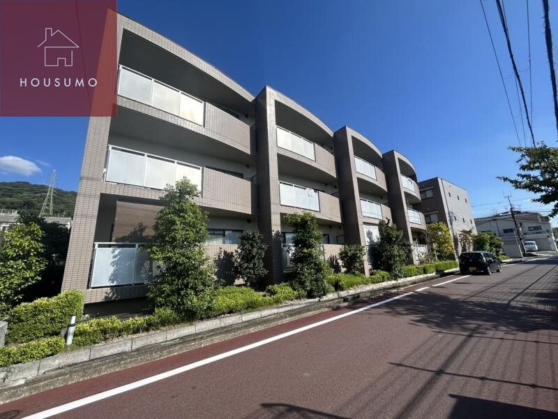 物件外観写真1　(外観は落ち着いています)