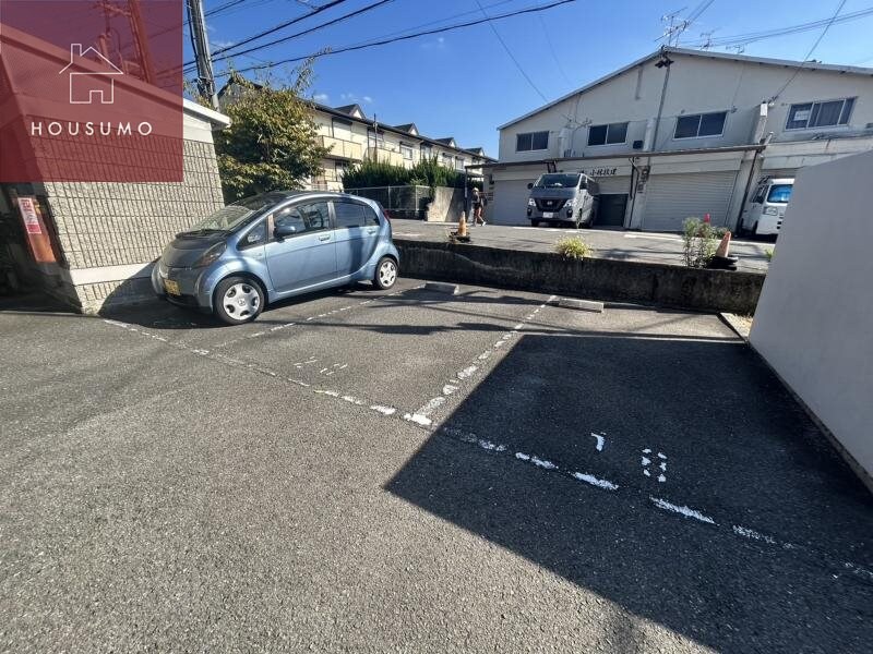 物件外観写真2　(駐車場があるので、車を買う予定の方も安心です)