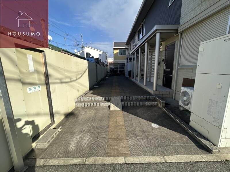 物件外観写真2　(落ち着いたエントランスです)