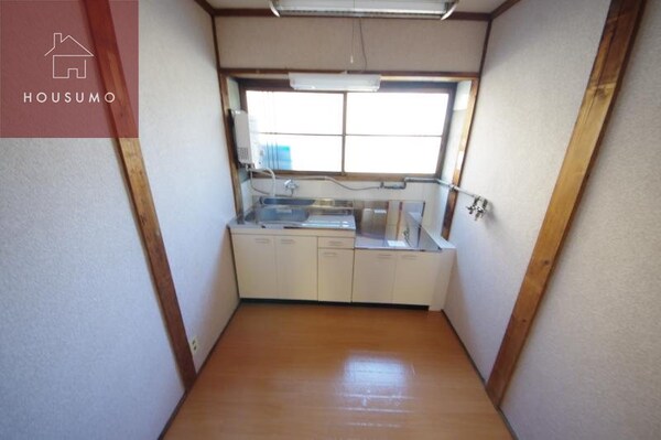 居室(こちらの居間で趣味の時間をお楽しみください)