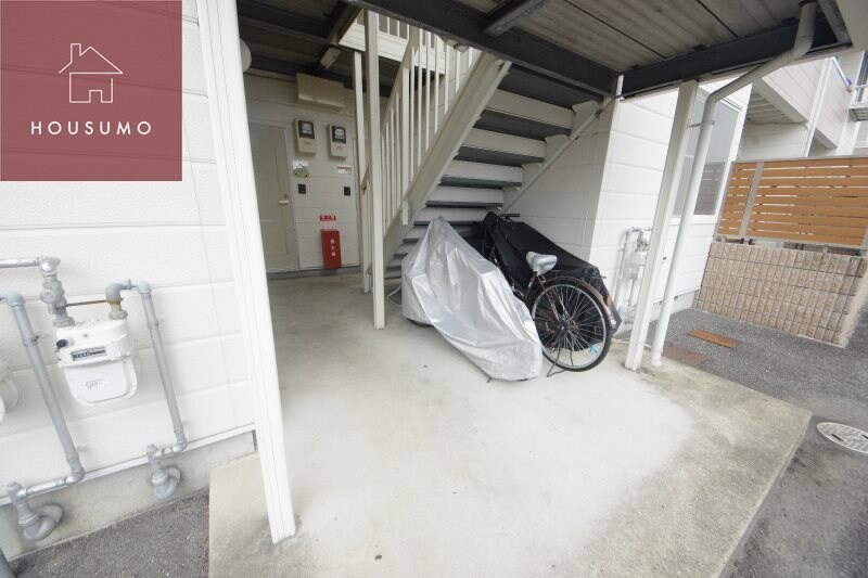 物件外観写真3　(清潔なエントランスです)