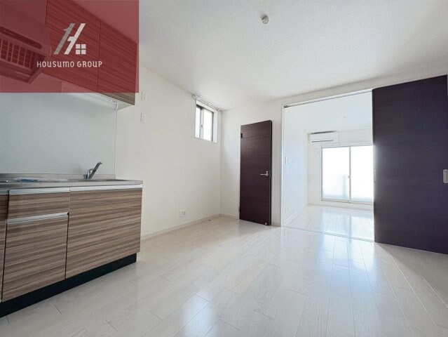 物件内観写真5　(こちらのリビングで趣味の時間をお楽しみください)