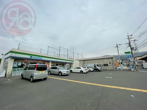 周辺環境(ファミリーマート中石切町五丁目店 213m)