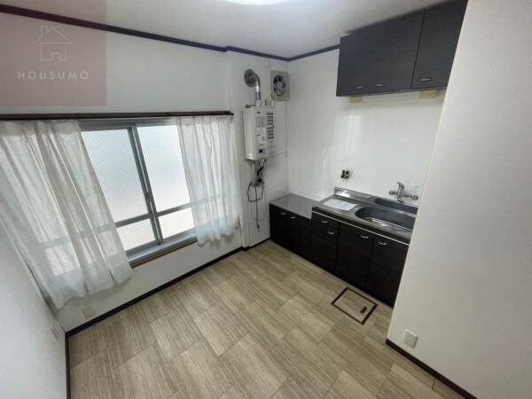 物件内観写真4　(こちらの居間で趣味の時間をお楽しみください)