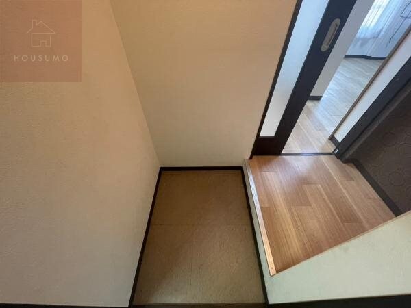 物件内観写真9　(ゆったりとした玄関です)