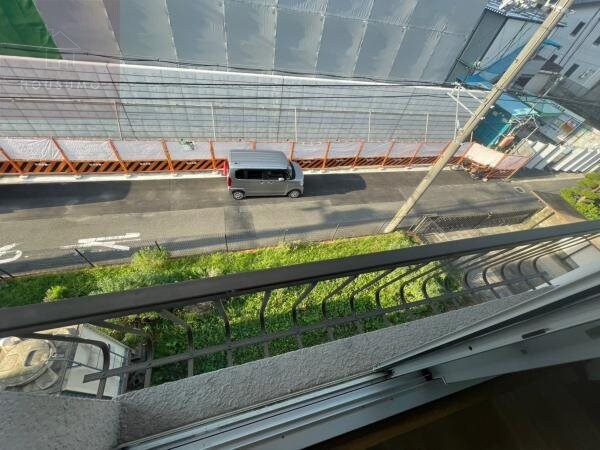 物件内観写真12　(開放的で明るい空間を演出してくれるバルコニーです)