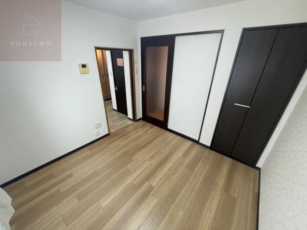 寝室(落ち着いて過ごせるお部屋なので、寝室にいかがでしょうか)