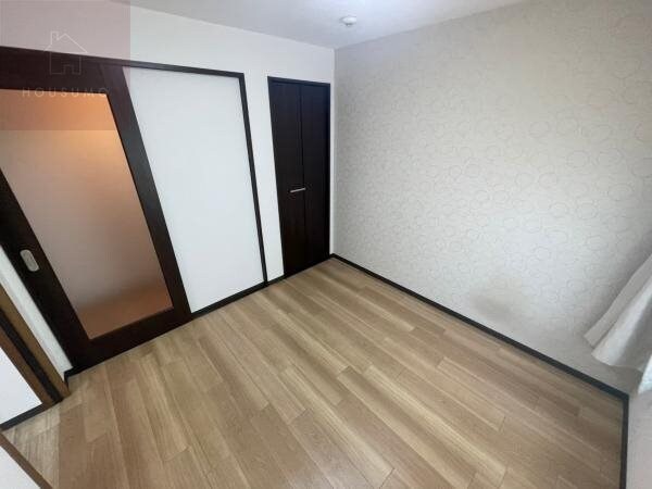 物件内観写真23　(個人の部屋や寝室として使える洋室です)