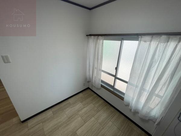 物件内観写真28　(広々とした洋室です)