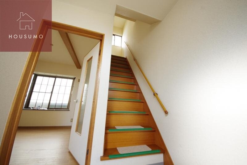 物件内観写真24　(2階へあがる階段です)