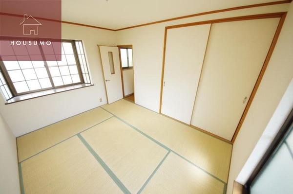和室(畳の上でゆっくりとくつろげる和室です)