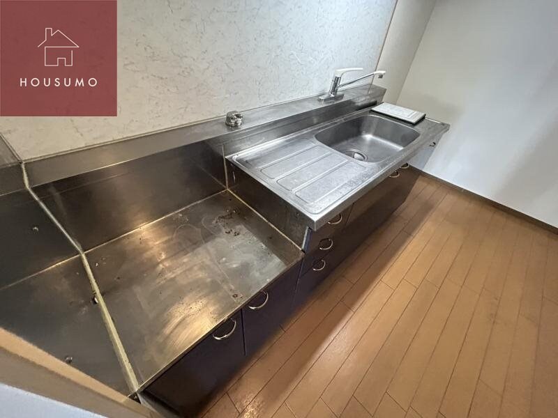 物件内観写真6　(コンパクトなキッチンで掃除もラクラク)