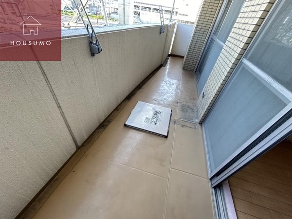 バルコニー(開放的で明るい空間を演出してくれるバルコニーです)