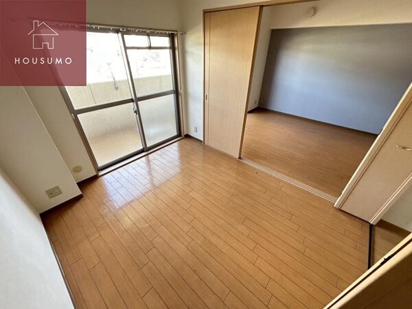 洋室(落ち着いた色調の洋室です)