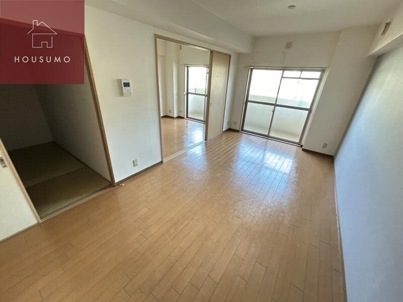 物件内観写真5　(ゆったりとしたリビングです)