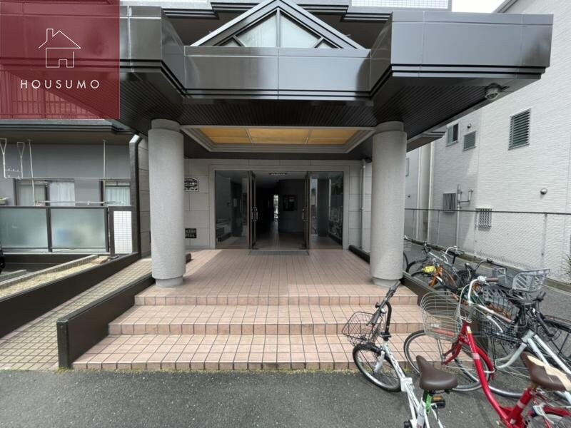 物件外観写真3　(清潔なエントランスです)