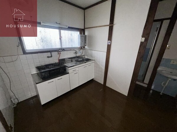 居室(こちらの居間で趣味の時間をお楽しみください)