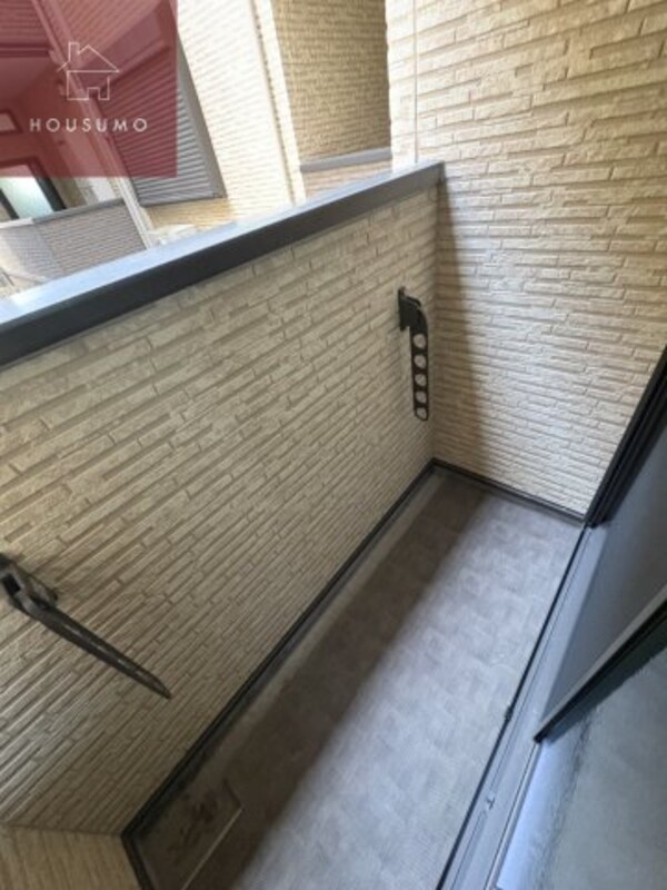 バルコニー(開放的で明るい空間を演出してくれるバルコニーです)
