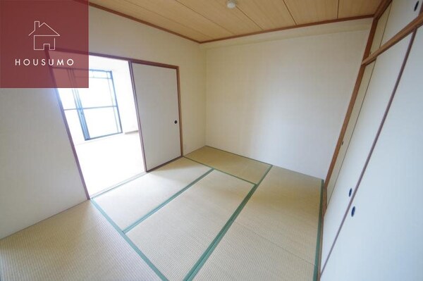 和室(和室ならではの温かな和の空間で寛ぎの時間を過ごせます)