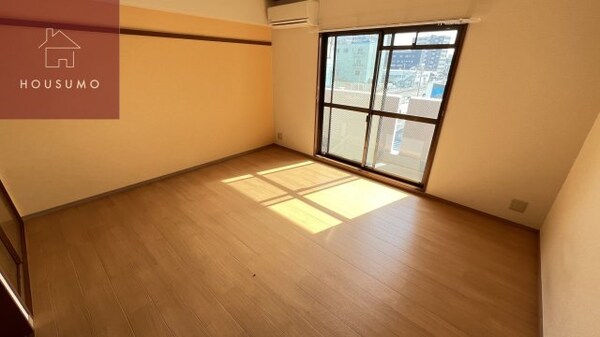 寝室(落ち着いた色調の寝室です)