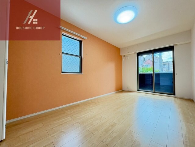 物件内観写真7　(落ち着いた色調の洋室です)