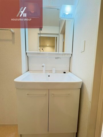 物件内観写真17　(独立洗面台で身支度をすべて済ませてしまいましょう)