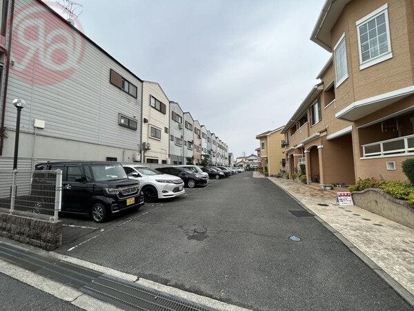 駐車場(駐車場があるので、車を買う予定の方も安心です)