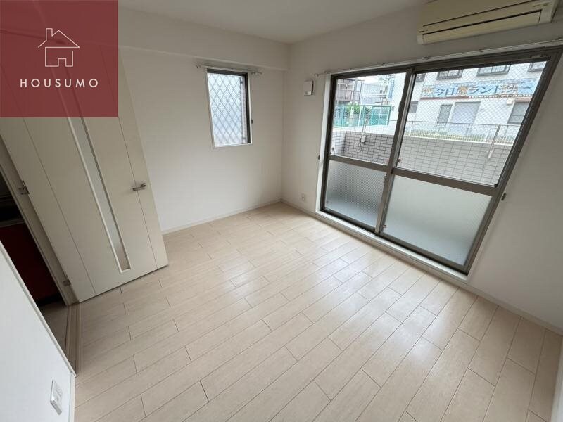 物件内観写真4　(こちらの居間で趣味の時間をお楽しみください)