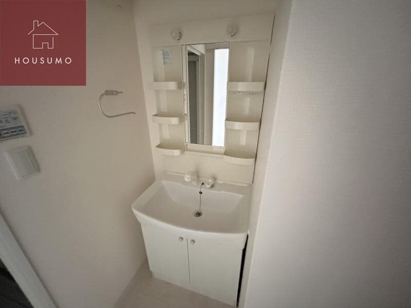 物件内観写真19　(独立洗面台、小物を置くことができて便利です)